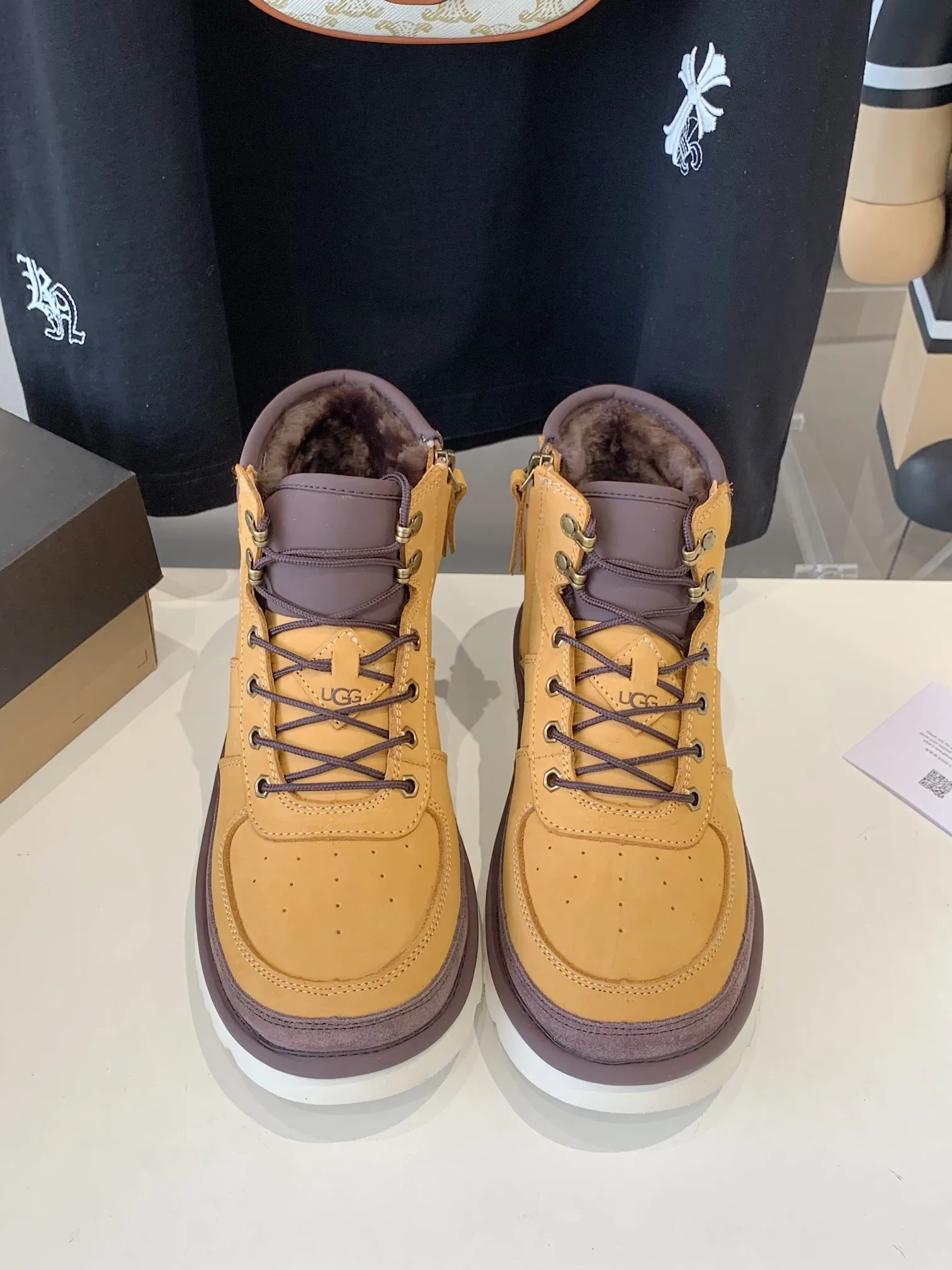 [UGG] P: 660💰 Men's model. Size: 39-44 𝐔gg 1122170 Side zipper Highlander men's shoes. Men's sheepskin lining imported from Australia. Sole. Light wing technology outsole. The upper foot is very comfortable. Men's snow boots are OK for husband and dad. High-end atmosphere. Three colors: chestnut, dark brown, olive green.